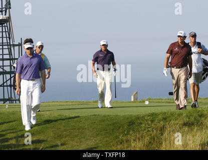 2010 British Open Champion Louis Oosthuizen (L), 2010 U.S. Campione aperto Graeme McDowell (C) e 2010 Masters vince Phil Mickelson a piedi fino al terzo foro durante il primo turno della 92ma campionato di PGA a Whistling Straits in Kohler, Wisconsin il 12 agosto 2010. UPI/Brian Kersey Foto Stock