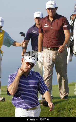 2010 British Open Champion Louis Oosthuizen (L), 2010 Masters vince Phil Mickelson, (R) e 2010 U.S. Campione aperto Graeme McDowell a piedi fino al terzo foro durante il primo turno della 92ma campionato di PGA a Whistling Straits in Kohler, Wisconsin il 12 agosto 2010. UPI/Brian Kersey Foto Stock