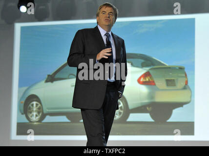 Bob Carter, Toyota Divisione gruppo vice presidente e general manager, parla al North American International Auto Show del 2011 al Cobo Center di Detroit il 10 gennaio 2011. UPI/Brian Kersey Foto Stock