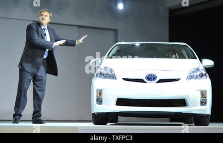 Bob Carter, Toyota Divisione gruppo vice presidente e general manager mostra la Prius Plug-in al North American International Auto Show del 2011 al Cobo Center di Detroit il 10 gennaio 2011. UPI/Brian Kersey Foto Stock