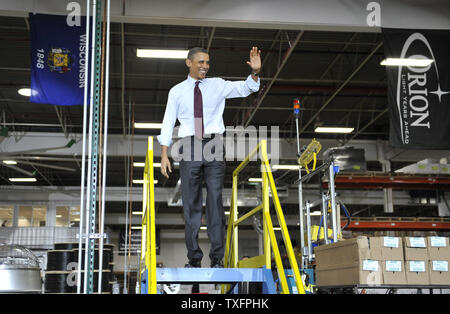 U. S. presidente Barack Obama onde ai dipendenti e agli ospiti come egli cammina sul palco per consegnare commento presso Orion Energy Systems, Inc. di Manitowoc, Wisconsin il 26 gennaio 2011. Il presidente Obama, Vice presidente Joe Biden e altri membri del gabinetto della Presidente ha viaggiato attraverso il paese mercoledì per evidenziare la somministrazione nei suoi sforzi di ricostruire l'economia americana. UPI/Brian Kersey Foto Stock