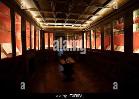 Gli interni della vecchia Camaldoly farmacia con mobili originali in legno intarsiato e una mostra di antiquariato libri galenica. Foto Stock