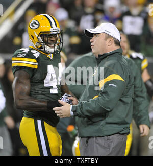 Green Bay Packers allenatore Mike McCarthy colloqui con running back James Starks (44) prima che la partita contro il Minnesota Vikings a Lambeau Campo nel novembre 14, 2011 in Green Bay, Wisconsin. UPI/Brian Kersey Foto Stock