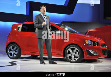 Mark Reuss, presidente della General Motors North America, svela la 2013 Chevrolet Sonic RS al 2012 North American International Auto Show il 9 gennaio 2012 a Detroit, Michigan. UPI/Brian Kersey Foto Stock