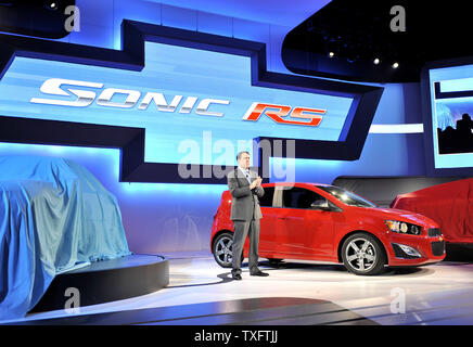 Mark Reuss, presidente della General Motors North America, svela la 2013 Chevrolet Sonic RS al 2012 North American International Auto Show il 9 gennaio 2012 a Detroit, Michigan. UPI/Brian Kersey Foto Stock