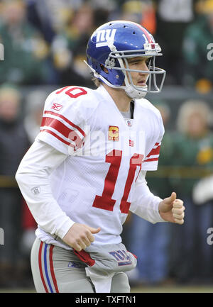 New York Giants quarterback Eli Manning (10) corre sul campo per warmups prima di NFC Divisional Playoff contro il Green Bay Packers a Lambeau Field on gennaio 15, 2012 in Green Bay, Wisconsin. UPI/Brian Kersey Foto Stock