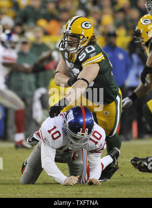 Green Bay Packers inside linebacker A.J. Hawk (50) spinge New York Giants quarterback Eli Manning (10) al suolo dopo Manning ha gettato un pass durante il secondo trimestre di NFC Divisional Playoff a Lambeau Field on gennaio 15, 2012 in Green Bay, Wisconsin. UPI/Brian Kersey Foto Stock