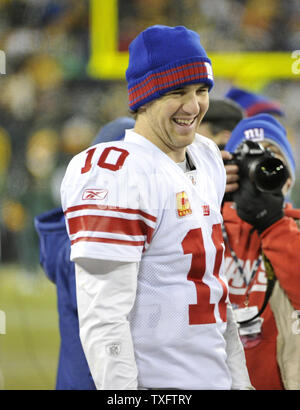 New York Giants quarterback Eli Manning sorrisi come egli si trova sul margine durante il quarto trimestre di NFC Divisional Playoff contro il Green Bay Packers a Lambeau Field on gennaio 15, 2012 in Green Bay, Wisconsin. I Giganti ha vinto 37-20. UPI/Brian Kersey Foto Stock