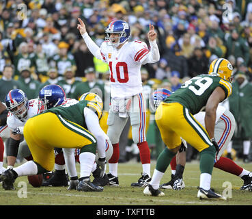 New York Giants quarterback Eli Manning (10) di chiamate viene emesso un allarme acustico contro il Green Bay Packers durante il primo trimestre di NFC Divisional Playoff a Lambeau Field on gennaio 15, 2012 in Green Bay, Wisconsin. I Giganti ha vinto 37-20. UPI/Brian Kersey Foto Stock