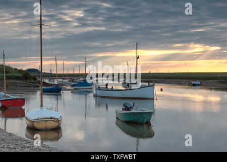 Tramonto a Burnham Overy Staithe, Norfolk. Foto Stock