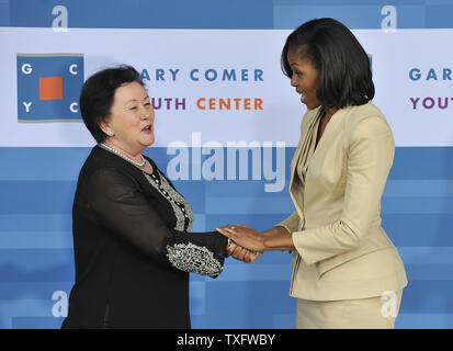 Stati Uniti La First Lady Michelle Obama (R) saluta Liri Berisha, moglie del Primo Ministro albanese Sali Berisha, a Gary Comer Centro Giovani il 20 maggio 2012 a Chicago. Obama ha accolto con favore i coniugi di i leader della NATO su un tour del quartiere centro comunitario. UPI/Brian Kersey Foto Stock