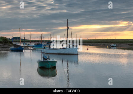 Tramonto a Burnham Overy Staithe, Norfolk. Foto Stock