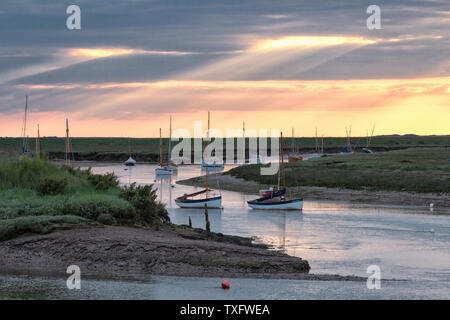 Tramonto a Burnham Overy Staithe, Norfolk. Foto Stock