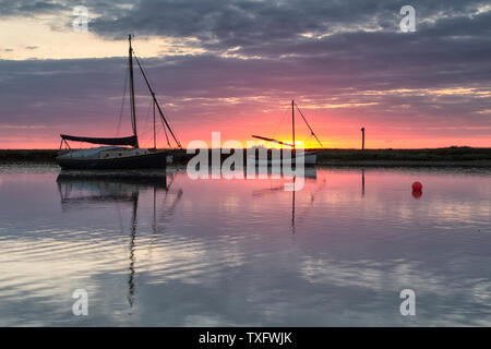 Tramonto a Burnham Overy Staithe, Norfolk. Foto Stock