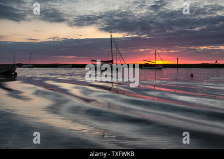 Tramonto a Burnham Overy Staithe, Norfolk. Foto Stock