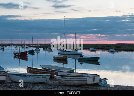 Tramonto a Burnham Overy Staithe, Norfolk. Foto Stock