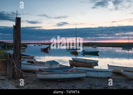 Tramonto a Burnham Overy Staithe, Norfolk. Foto Stock