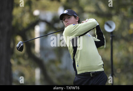 Team Europe's Rory McIlroy dell Irlanda del Nord tees off sul quarto foro al trentanovesimo Ryder Cup a Medinah Country Club il 28 settembre 2012 in Medinah, Illinois. UPI/Brian Kersey Foto Stock