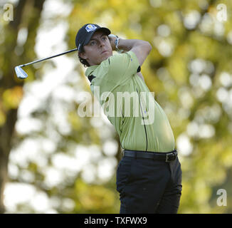 Team Europe's Rory McIlroy dell Irlanda del Nord tees off al diciassettesimo foro al trentanovesimo Ryder Cup a Medinah Country Club il 28 settembre 2012 in Medinah, Illinois. Dopo il primo giorno di gioco degli Stati Uniti conduce l'Europa 5-3. UPI/Brian Kersey Foto Stock