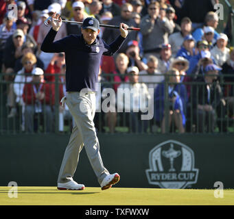 Il Team USA il Keegan Bradley reagisce dopo manca un birdie putt sul settimo foro al trentanovesimo Ryder Cup a Medinah Country Club il 29 settembre 2012 in Medinah, Illinois. Bradley e il compagno di squadra Phil Mickelson ha vinto la loro partita contro il Team dell'Europa Luke Donald di Inghilterra e Lee Westwood di Inghilterra 7 e 6. UPI/Brian Kersey Foto Stock