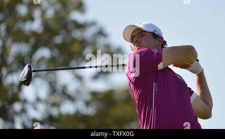 Team Europe's Rory McIlroy dell Irlanda del Nord tees off sul nono foro al trentanovesimo Ryder Cup a Medinah Country Club il 29 settembre 2012 in Medinah, Illinois. Dopo il secondo giorno di gioco degli Stati Uniti conduce l'Europa 10-6 e necessità di 4 ½ punti nel round finale di vincere la Ryder Cup. UPI/Brian Kersey Foto Stock