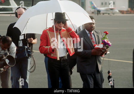 ***FILE FOTO*** American pop star Michael Jackson arriva a Praga, nella Repubblica Ceca il 3 settembre 1996, alla prima mostra della sua storia mondo Tou Foto Stock