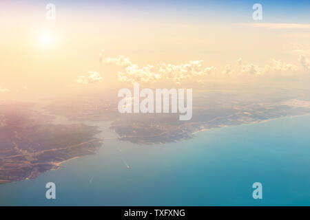 Vista aerea in aereo dello stretto del Bosforo e del ponte del Sultano Selim di Yavuz a Istambut Turchia. Scenico tramonto suggestivo cielo nuvoloso sopra Bosforo stretto turco Foto Stock