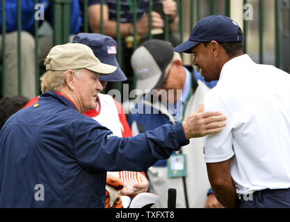 Jack Nicklaus (L) picchietti Stati Uniti i membri del team di Tiger Woods sulla spalla prima del suo turno durante il quinto round singles concorrenza contro la squadra internazionale al 2013 Presidenti Cup a Muirfield Village Golf Club in Dublin, Ohio il 6 ottobre 2013. UPI/Brian Kersey Foto Stock