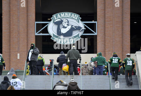 I fan di arrivare per la tecnologia NFC Playoff Jolly tra i Green Bay Packers e San Francisco 49ers a Lambeau Field di Green Bay, Wisconsin il 5 gennaio 2014. UPI/Brian Kersey Foto Stock