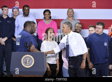 Stati Uniti Il presidente Barack Obama saluta i lavoratori prima di parlare in corrispondenza della General Electric Waukesha motori a gas impianto in Waukesha, Wisconsin, il 30 gennaio 2014. Obama ha sottolineato l importanza della formazione dei lavoratori per la più rapida crescita delle professioni, come ha costruito sui principali temi del suo Stato dell'Unione indirizzo in una due giorni di quattro-membro di viaggio. UPI/Brian Kersey Foto Stock