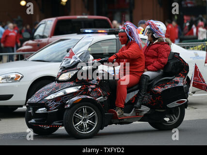 Louis Cardinals fan ottenere vestito per il gioco 1 del campionato nazionale di serie di conferenze contro i San Francisco Giants al Busch Stadium di St Louis il 11 ottobre 2014. UPI/Brian Kersey Foto Stock