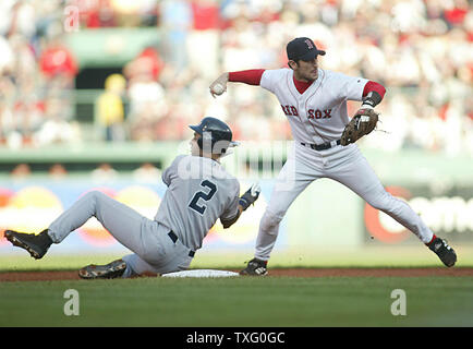 Derek Jeter, dei New York Yankees, è contrassegnato a seconda base, come interbase Nomar Garciaparra, dei Boston Red Sox, getta la sfera alla prima base per un doppio gioco, durante il primo inning, della American League Championship Series, al Fenway Park di Boston del 11 ottobre 2003. (UPI/STEVEN E. FRISCHLING) Foto Stock