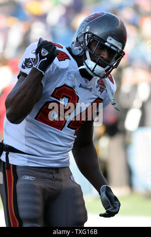 Tampa Bay Buccaneers Carnell "Cadillac" Williams danze durante warmups a Gillette Stadium di Foxboro, ma il 17 dicembre 2005. Il New England Patriots sconfitto Tampa Bay 28-0. (UPI foto/Katie McMahon) Foto Stock