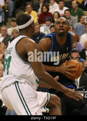 Dallas Mavericks guard Jerry Stackhouse guarda oltre la testa dei Boston Celtics avanti Paul Pierce al TD Banknorth Garden di Boston il 9 gennaio 2006. (UPI foto/Katie McMahon) Foto Stock