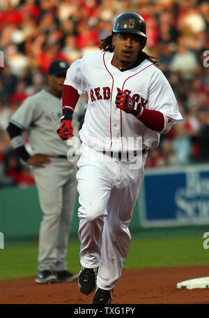 Red Sox left fielder Manny Ramirez tornate le basi dopo aver colpito un home run off New York Yankees pitcher Randy Johnson, inviando anche Kevin Youkilis casa durante il primo inning al Fenway Park di Boston il 23 maggio 2006. (UPI foto/Katie McMahon) Foto Stock