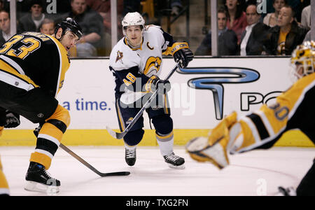 Buffalo Sabres center e il Capitano Daniel Briere (48) Guarda il suo tiro su Boston Bruins goalie Tim Thomas (30) mentre i Bruins difensore e capitano Zdeno Chara guarda nel secondo periodo il 1 febbraio 2007 presso il TD Banknorth Garden di Boston. Le sciabole sconfitto i Bruins 3-1.(UPI foto/Matthew Healey) Foto Stock