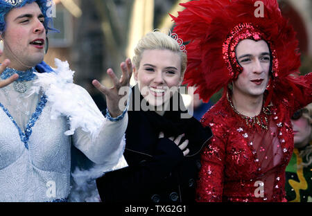 L'attrice Scarlett Johannson (C) scorre in un auto con la Harvard seniors Josh Brener (R) e Justin Rodriguez, in parata per pudding affrettato spettacoli teatrali della Harvard University 2007 Donna dell'anno, per cui Johannson veniva onorato, a Cambridge, Massachusetts il 15 febbraio 2007. (UPI foto/Matthew Healey) Foto Stock