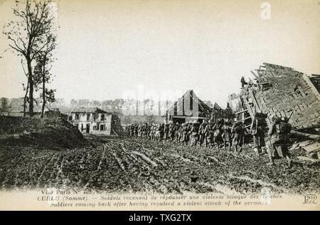 Una cartolina che rappresenta uno squadrone di soldati francesi attraversando il villaggio di Curlu (Somme), subito dopo i tedeschi hanno lasciato (hanno occupato il villaggio durante 2 anni). Settembre 1916 Foto Stock