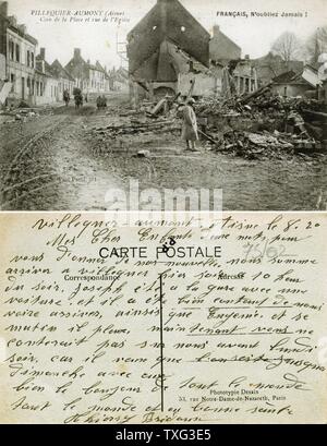 Una cartolina che rappresenta le rovine della città di a Villequier Aumont (Aisne) dopo la prima guerra mondiale i bombardamenti: Luogo e rue de l'Eglise. 1918 Foto Stock