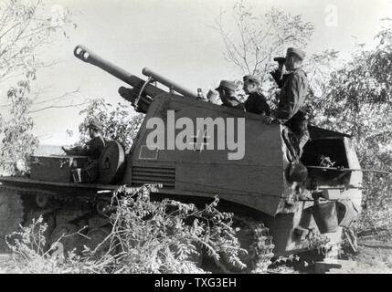 Campo luce obice di 10,5 cm (noto come FH 18), montata su un serbatoio e utilizzato dalle truppe tedesche durante la Seconda Guerra Mondiale. Settembre 1943 Foto Stock