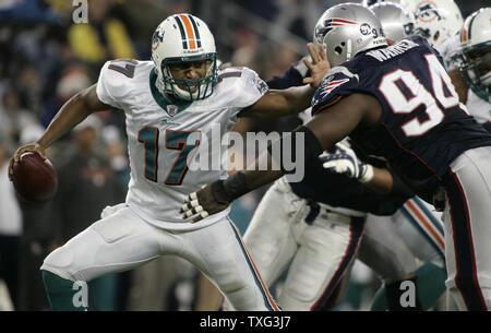 Miami Dolphins quarterback Cleo Limone (19) tenta ma non riesce a combattere fuori il sacco dalla New England Patriots defensive lineman Ty Warren (94) nel quarto trimestre a Gillette Stadium di Foxboro, Massachusetts su dicembre 23, 2007. I patrioti hanno sconfitto i delfini 28-7.(UPI foto/Matthew Healey) Foto Stock