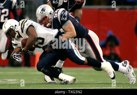 San Diego Chargers running back Michael Turner (33) è portato verso il basso dalla New England Patriots linebacker Junior Seau (55) nel secondo trimestre del AFC partita di campionato a Gillette Stadium di Foxboro, Massachusetts, il 20 gennaio 2008. (UPI foto/Matthew Healey) Foto Stock