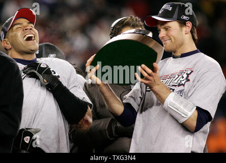 New England Patriots linebacker Junior Seau (L) risate con il compagno di squadra quarterback Tom Brady Brady come si solleva il Lamar Hunt AFC Campionato trofeo dopo la sconfitta del team San Diego Chargers 21-12 nella AFC partita di campionato a Gillette Stadium di Foxboro, Massachusetts, il 20 gennaio 2008. (UPI foto/Matthew Healey) Foto Stock