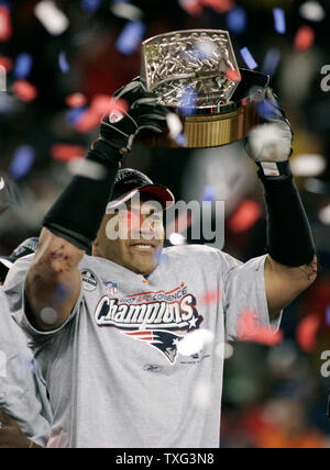 New England Patriots linebacker Junior Seau (55) montacarichi il campionato AFC Lamar Hunt trophy dopo che il team ha sconfitto il San Diego Chargers 21-12 nella AFC partita di campionato a Gillette Stadium di Foxboro, Massachusetts, il 20 gennaio 2008. (UPI foto/Matthew Healey) Foto Stock