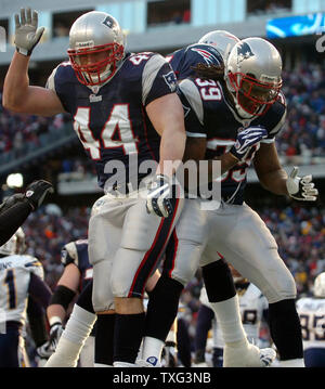 New England Patriots running back Heath Evans (44) e il New England Patriots running back Laurence Maroney (39) celebrare nella zona di estremità dopo Maroney ha segnato nel secondo trimestre contro i San Diego Chargers nella AFC partita di campionato a Gillette Stadium di Foxboro, Massachusetts, il 20 gennaio 2008. I patrioti hanno sconfitto i caricatori 21-12.(UPI foto/Matthew Healey) Foto Stock