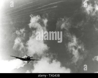 Giapponese bombardiere di suicidio di aeromobili (Yokosuka D4Y3) pilotato dal tenente Yamaguchi, immersioni subacquee a fuoco sul ponte di volo dell'American portaerei USS Essex. La campagna del Pacifico, Novembre 25, 1944 Foto Stock