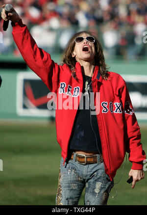Aerosmith cantante Steven Tyler canta "God Bless America" durante il settimo inning stretch dei Red Sox home opener contro la Detroit Tigers al Fenway Park di Boston, Massachusetts il 8 aprile 2008. (UPI foto/Matthew Healey) Foto Stock