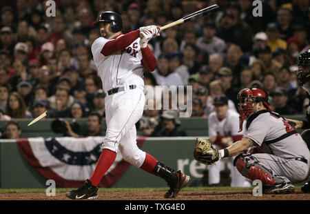 Boston Red Sox catcher Jason Varitek (33) collega per un singolo nel secondo inning come Los Angeles Angels catcher Mike Napoli (44) custodisce la piastra in gioco tre della ALDS al Fenway Park di Boston, nel Massachusetts il 5 ottobre 2008. (UPI foto/Matthew Healey) Foto Stock