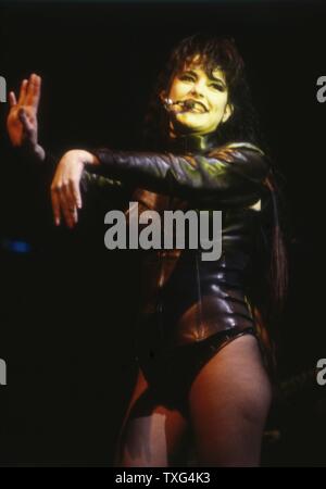 Cantante francese Lio sul palco all'Olympia di Parigi nel 1987. Foto Stock