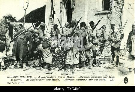 Una cartolina che rappresenta la prima divisione marocchina esaminando il bottino preso dal nemico (probabilmente dopo la Seconda battaglia di Artois). 1915 Foto Stock